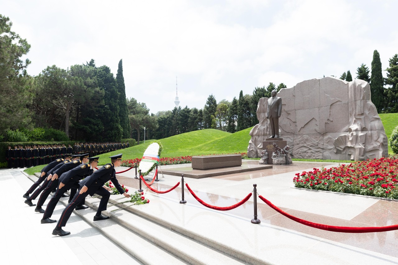 DİN-in kursantları Heydər Əliyevin məzarını ziyarət ediblər - FOTOLAR (VİDEO)